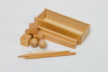 Второй дар Фридриха Ф. — деревянные шар, кубик и цилиндр