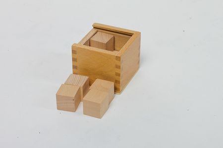 Третий дар — куб, состоящий из 8 кубиков
