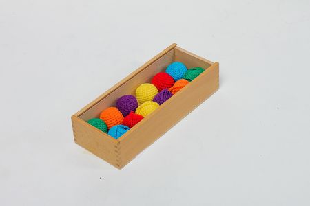Первый комплект Даров Фребеля — разноцветные шерстяные мячи