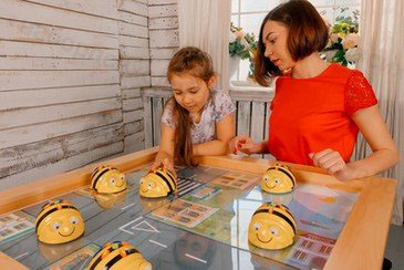 Воспитатель играет с детьми на игровом многофункциональном столе